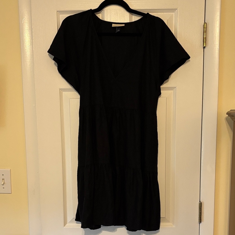 Universal Thread Black Short Sleeve V-Neck Tiered Mini Dress